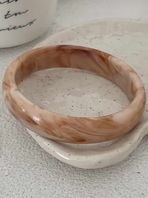 Brazalete ancho de resina estilo mármol