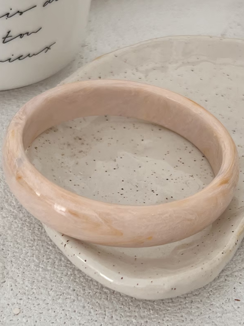 Brazalete ancho de resina estilo mármol