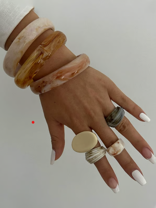 Brazalete ancho de resina estilo mármol