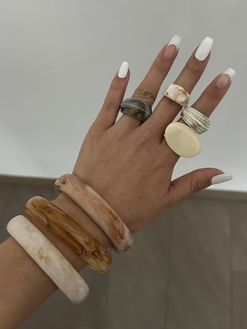 Brazalete ancho de resina estilo mármol
